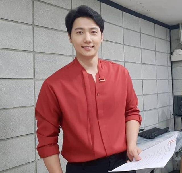 15岁入行演一个缺德少女，脸蛋太艳丽了。40岁时，金素妍的顶楼继续转动着她的眼睛。