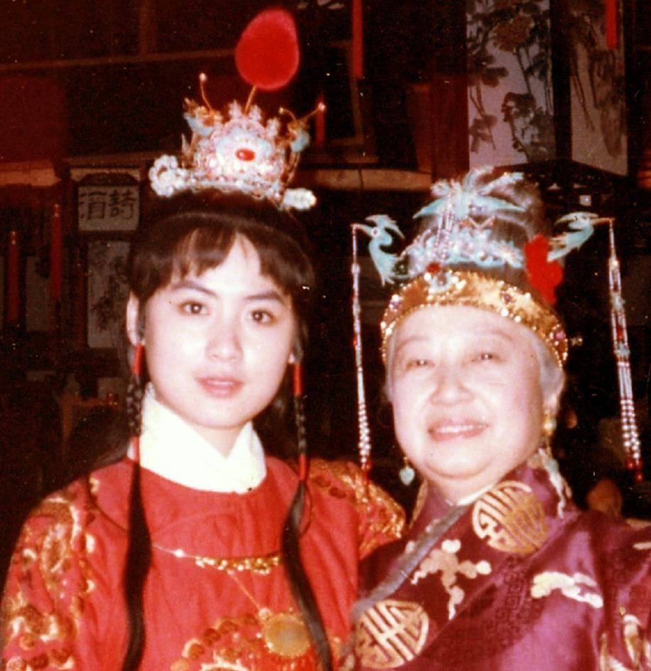 佟瑞心娶了生病发胖的夏青，夏青冒险为他生下一双儿女。现在他很快乐。