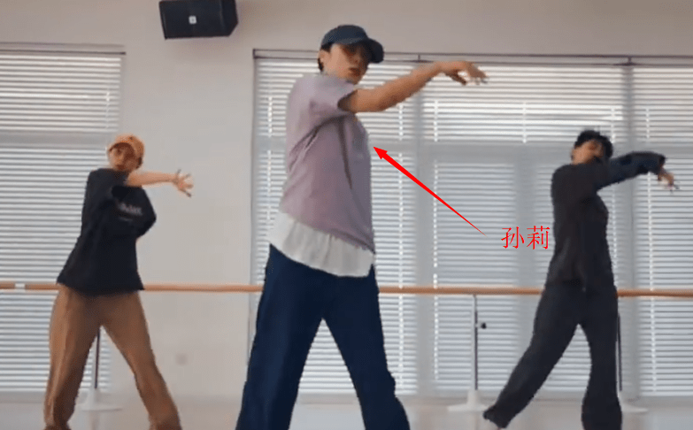 孙俪之前的舞蹈被吐槽为“练习”,现在44岁回来拍新戏,好看又少女。