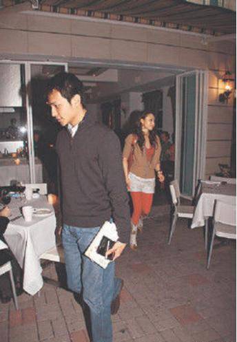 霍的表妹爱上了《绯闻女孩》,却挤走了他的哥哥作为继承人。霍英东彻底看清了这一点。