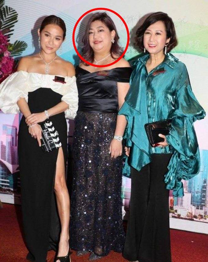 西华17岁的女儿和男朋友去酒吧狂欢。化浓妆和穿背心太时髦了。