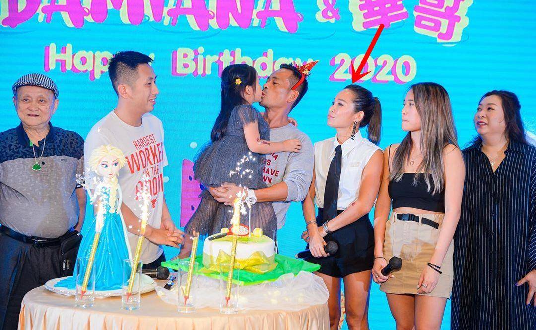 西华17岁的女儿和男朋友去酒吧狂欢。化浓妆和穿背心太时髦了。