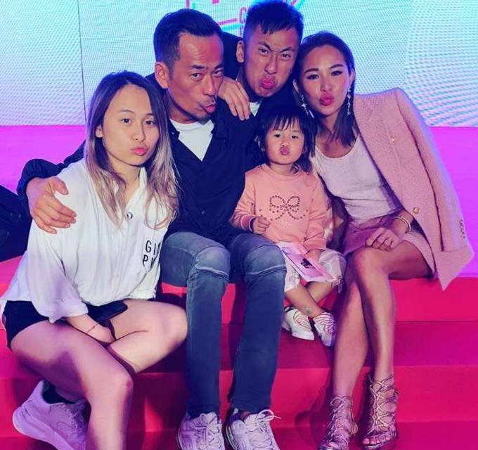 西华17岁的女儿和男朋友去酒吧狂欢。化浓妆和穿背心太时髦了。