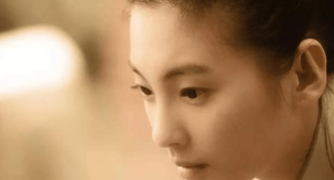 还记得《长江七号》的Dee吗?她曾经和张雨绮不相上下,但后来她得了肿瘤。