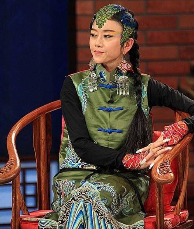 62岁的杨丽萍生活自理有困难？靠男助理过日子，靠吃花过日子？