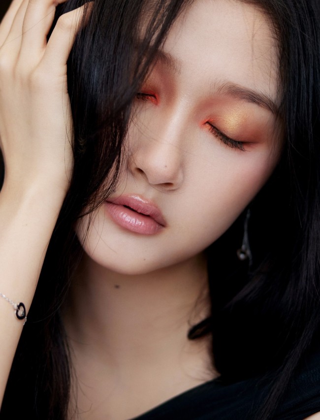 关晓彤穿渐变紧身裙秀名品身材 蜜橘妆亮眼