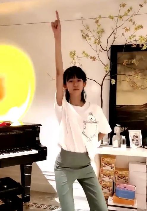 44岁陆毅身材(陆毅14岁女儿身材太瘦裤子显松垮 胳膊细到似竹竿)