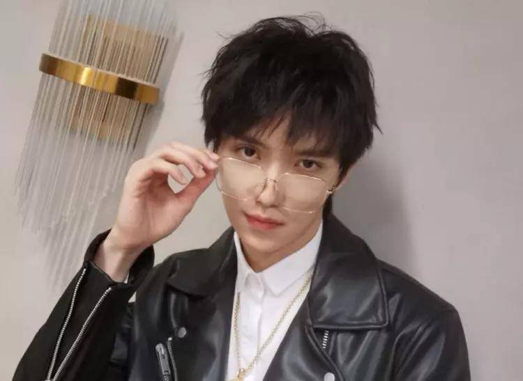 罗一舟综艺赞助被抵制，品牌主播人山人海。网友向深交所投诉。