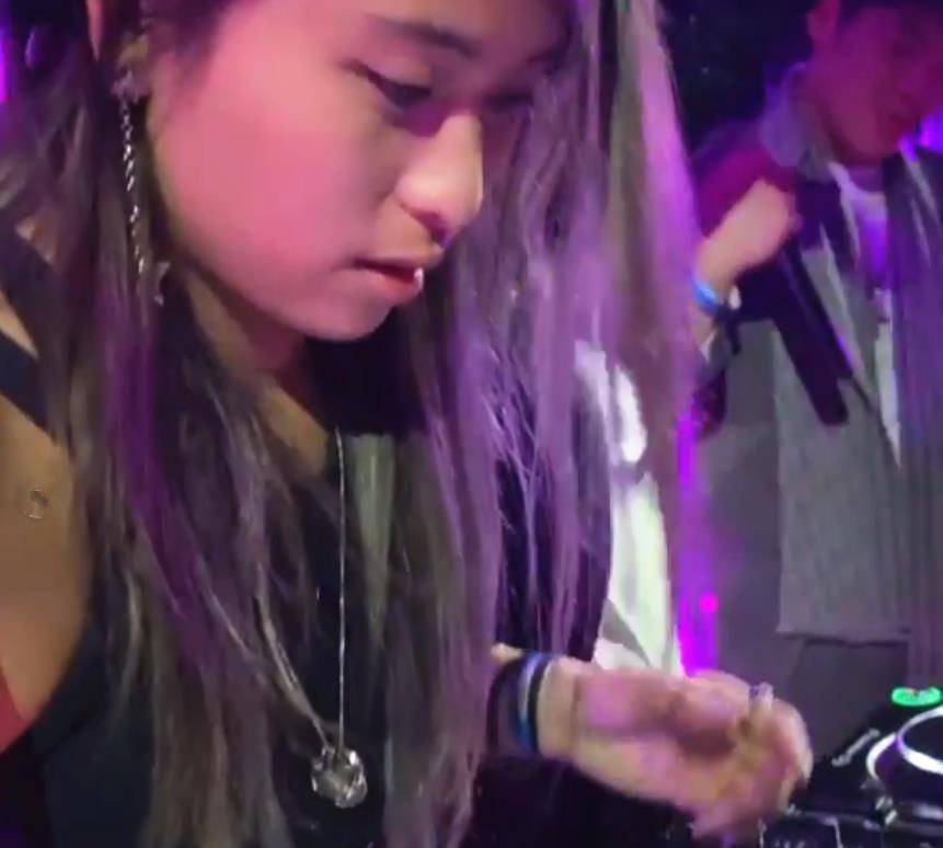 西华17岁的女儿和男朋友去酒吧狂欢。化浓妆和穿背心太时髦了。