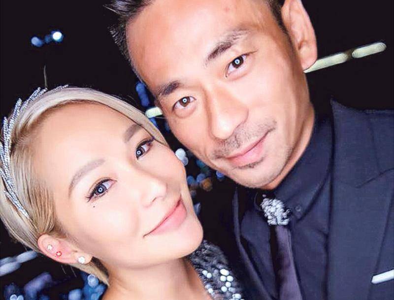 西华17岁的女儿和男朋友去酒吧狂欢。化浓妆和穿背心太时髦了。