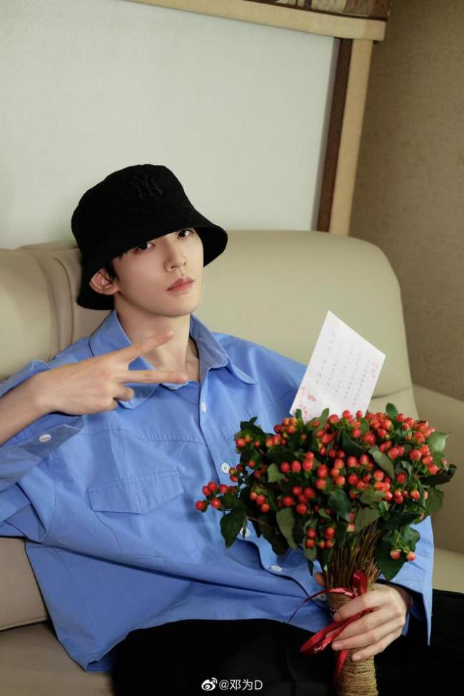 吐槽邓称之为“装死”,称自己拒绝尝试耍大牌。