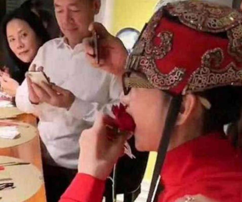 62岁的杨丽萍生活自理有困难？靠男助理过日子，靠吃花过日子？