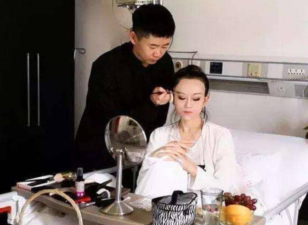 62岁的杨丽萍生活自理有困难？靠男助理过日子，靠吃花过日子？