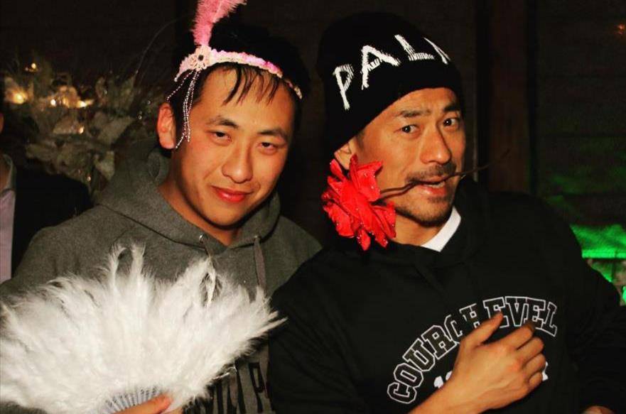 西华17岁的女儿和男朋友去酒吧狂欢。化浓妆和穿背心太时髦了。