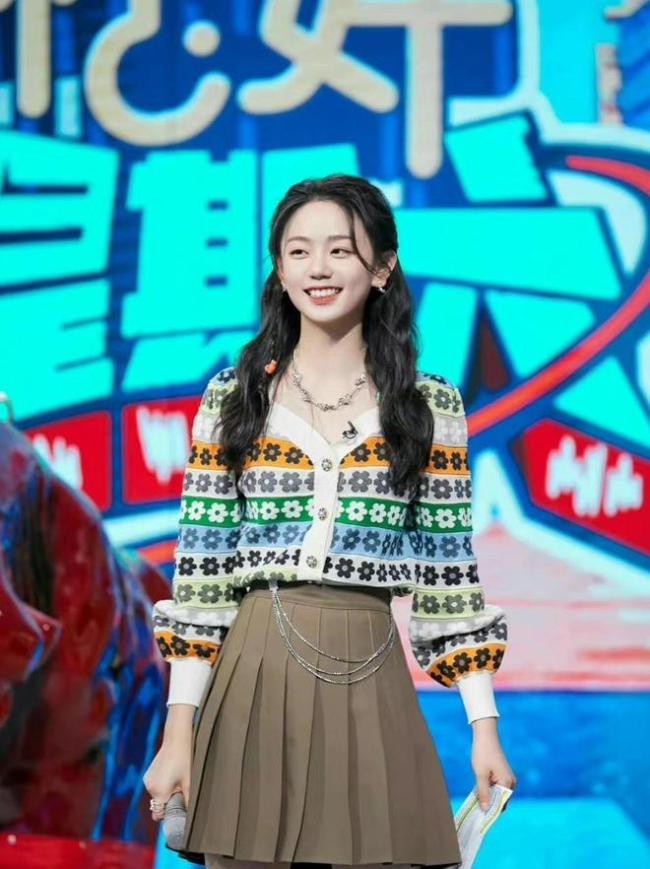 疑似恋爱曝光!购物后,Vae和女孩们手拉着手回家了。