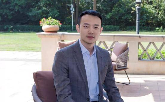 霍的表妹爱上了《绯闻女孩》,却挤走了他的哥哥作为继承人。霍英东彻底看清了这一点。