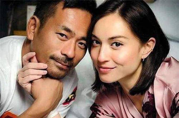 西华17岁的女儿和男朋友去酒吧狂欢。化浓妆和穿背心太时髦了。