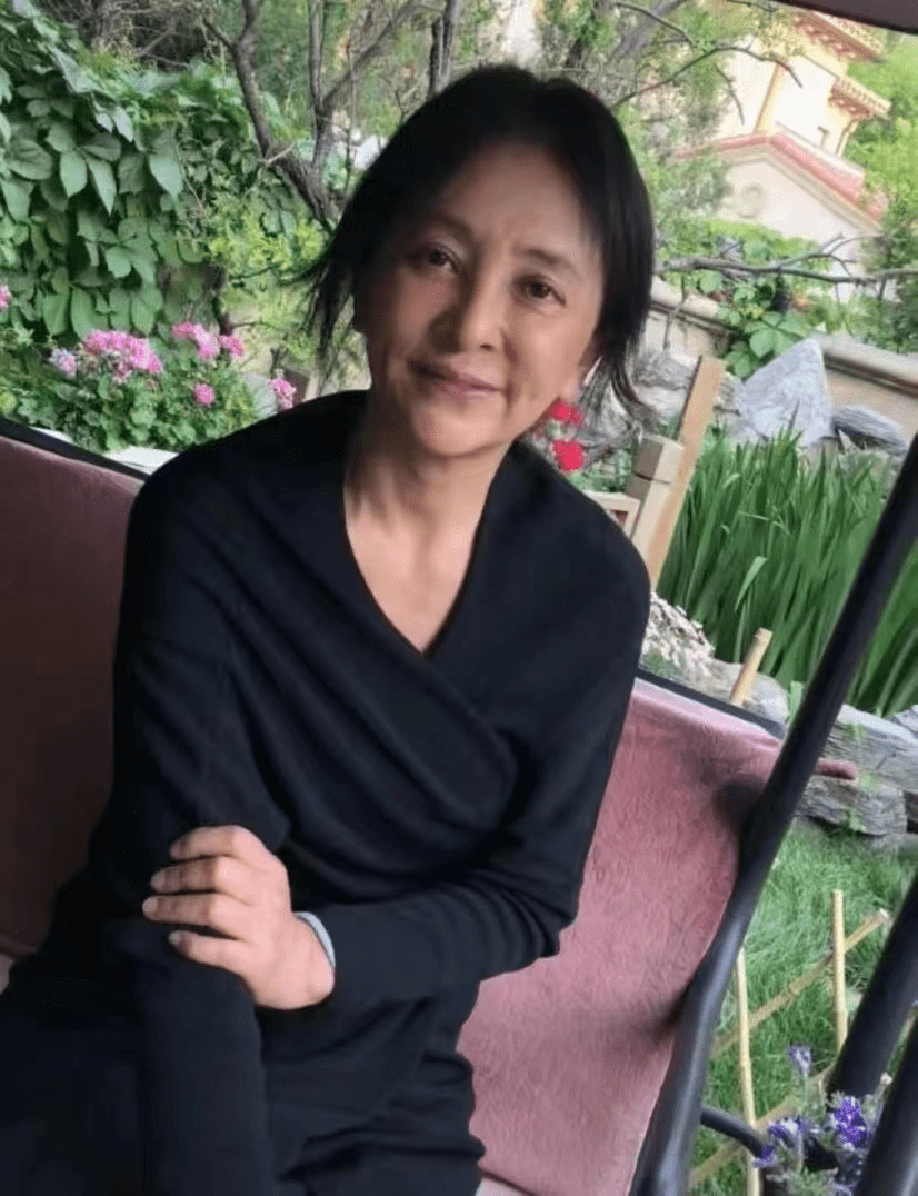 53岁的李勤勤自嘲道，自己好管闲事。他提醒机场人员下雨天要戴帽子，身体状况堪忧。