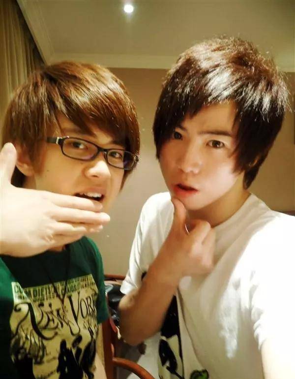 任国超任嘉伦是一个人吗(任嘉伦笑了)