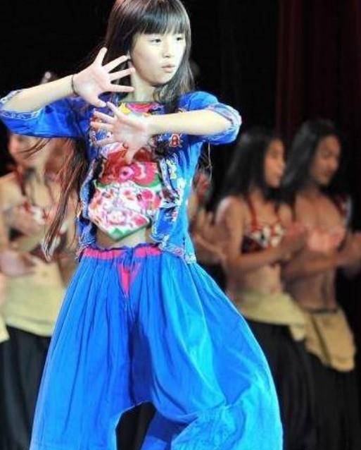 62岁的杨丽萍生活自理有困难？靠男助理过日子，靠吃花过日子？