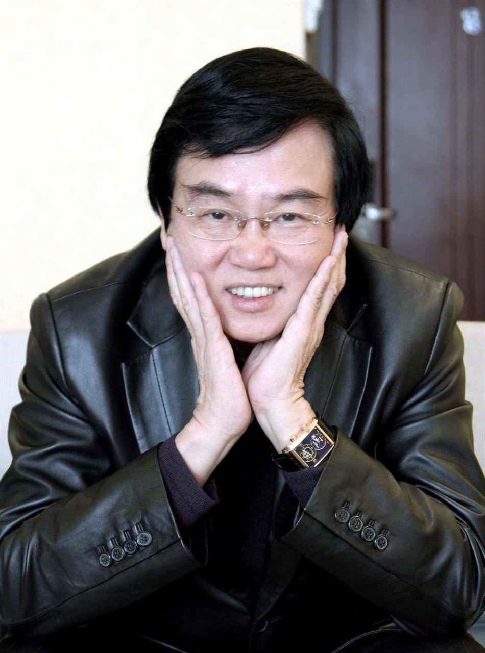 黄百鸣：错过周星驰，辞退王家卫，却陪妻子抗病16年的全能艺人(黄百鸣和王家卫)