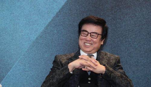 黄百鸣:错过周星驰,辞退王家卫,却陪妻子抗病16年的全能艺人(黄百鸣和王家卫)