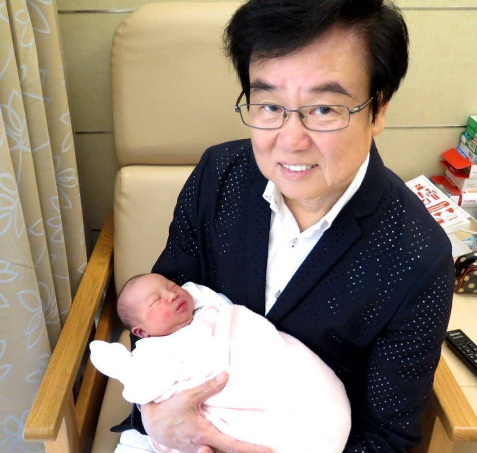 黄百鸣:错过周星驰,辞退王家卫,却陪妻子抗病16年的全能艺人(黄百鸣和王家卫)