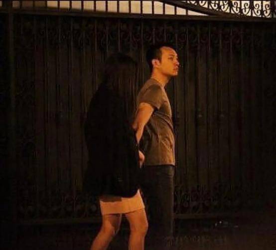 霍的表妹爱上了《绯闻女孩》,却挤走了他的哥哥作为继承人。霍英东彻底看清了这一点。