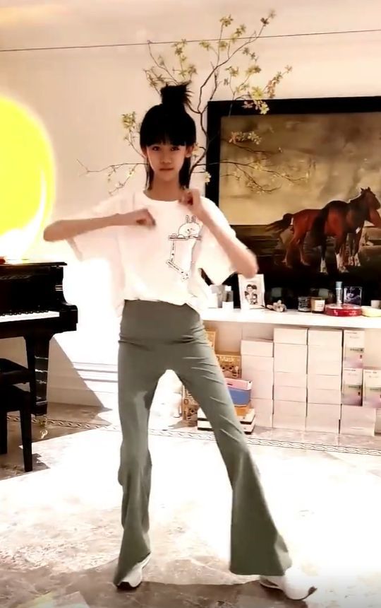 44岁陆毅身材(陆毅14岁女儿身材太瘦裤子显松垮 胳膊细到似竹竿)