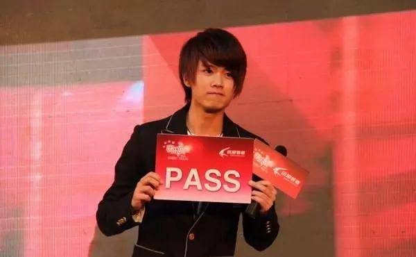 任国超任嘉伦是一个人吗(任嘉伦笑了)