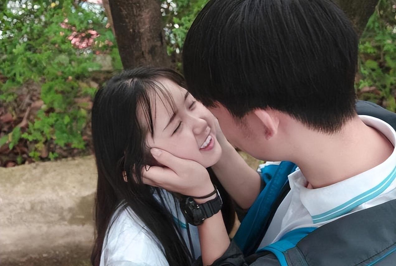 小学男生暗恋你的20个动作我却不清楚自己对他的感情