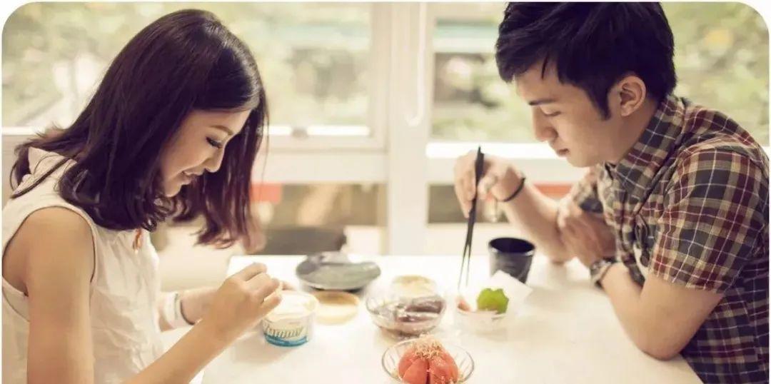 怎样和刚认识的女孩子聊天找话题内向的男生怎么谈恋爱