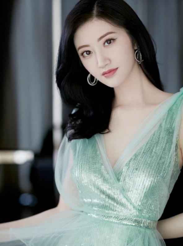 形容女孩的词语形容古代女子衣服的词语