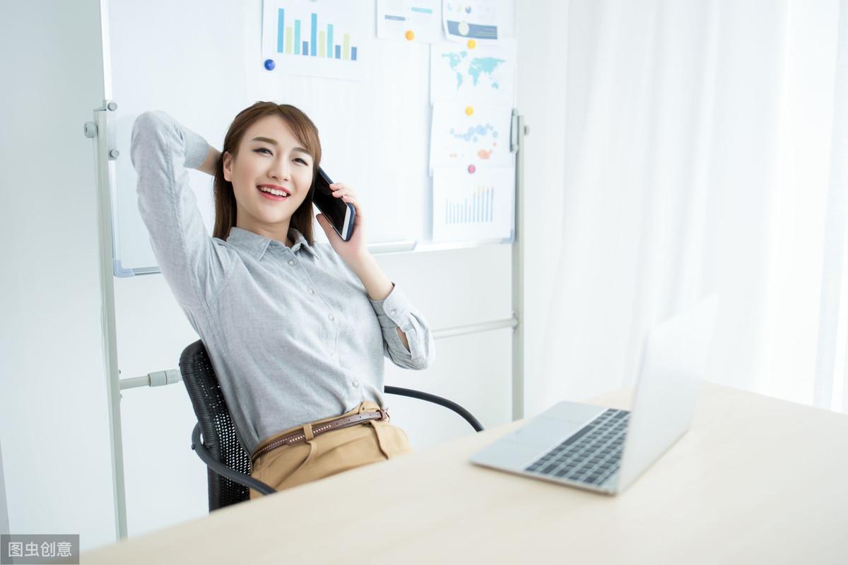 怎么吸引喜欢的男孩子,女生喜欢一个男生