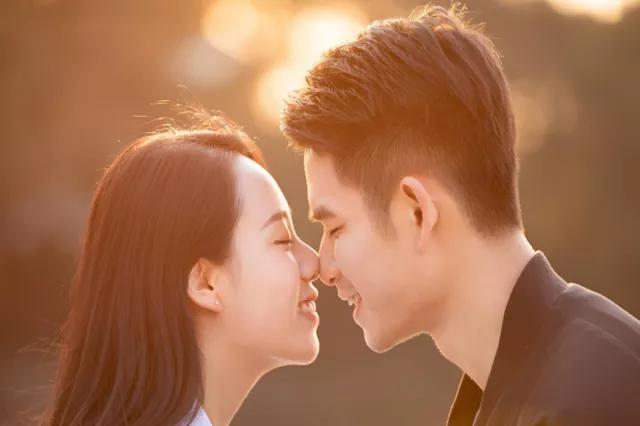 女人想和你发生婚外情的表现,女人主动和你肢体接触是什么意思