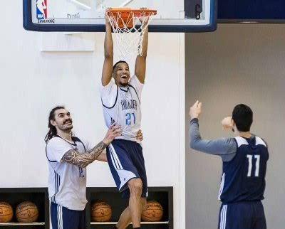 送12 16男孩子什么礼物好(送男朋友什么礼物会让他更爱我)