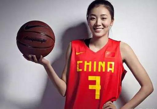 夸美女三个字的词夸一个女孩漂亮她很高兴