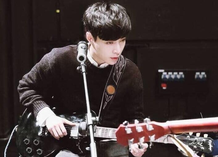 男人都喜欢看什么东西,男生是喜欢长头发的女生