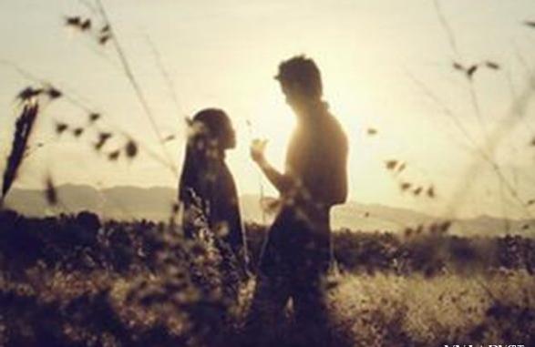 怎么迷住男人的心(内向男人被你迷住的六个表现)