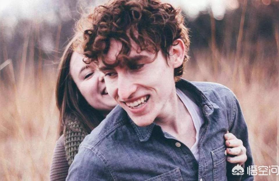 男的对一个女的有好感的表现,女生有哪些动作是暗示对男生有好感的