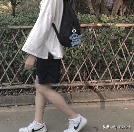 当男生喜欢一个女生的表现男的喜欢女的会有什么表现