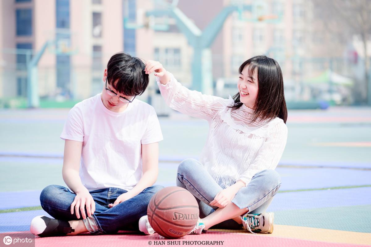 初中时男生喜欢一个女生的表现女儿今年上初二