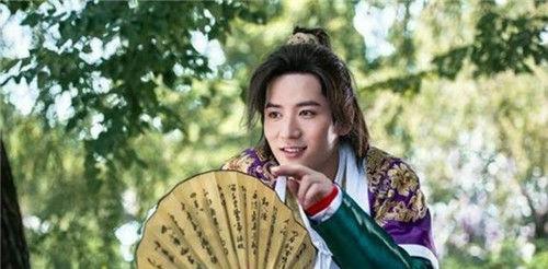 形容男的三个字的词古代妩媚用来形容男人是什么意思