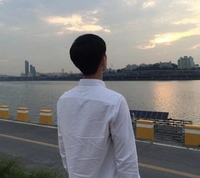 测测班上谁在暗恋你中年男人遇到心仪之人时