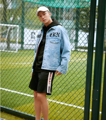 男孩子为什么会喜欢男孩子大叔型的男人是不是都比较吸引女人