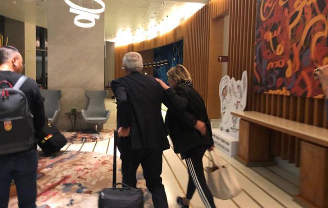 一个男生喜欢你的表现小学生,第一次见面就表白到底渣不渣