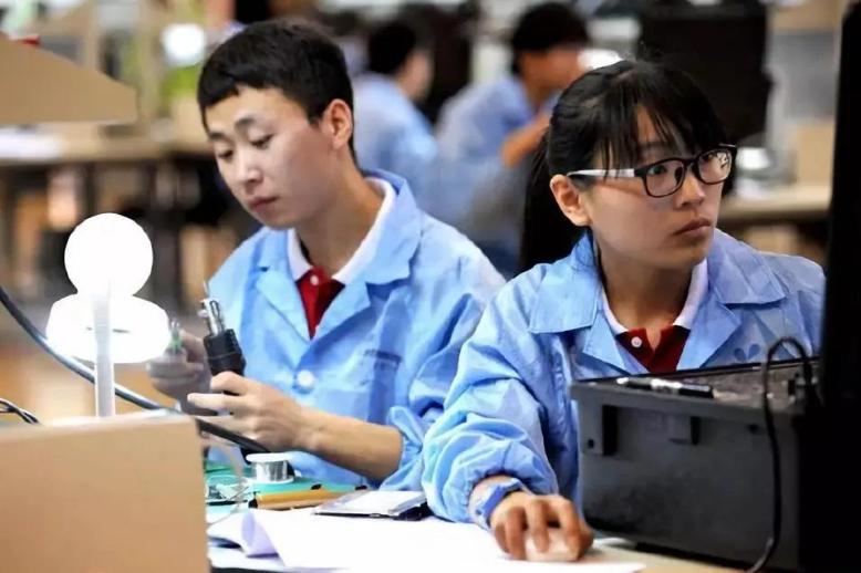 如何让一个初中男生喜欢你为什么有些女性喜欢带有痞性的男性