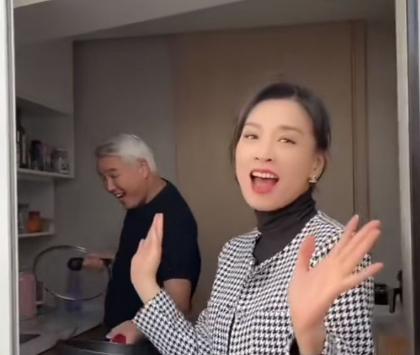 一句话试探女生喜欢你如何用一些幽默风趣的套路吸引她