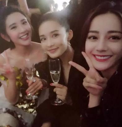 小孩喜欢美女怎么办,一个男的有了女朋友还经常看一些美女艳图是什么意思