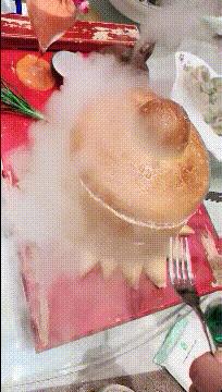 女生喜欢逗男生说明什么,老婆单位有几个男同事总喜欢和她逗